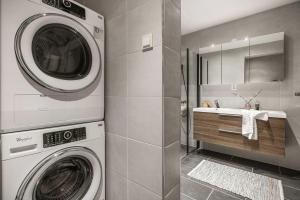 卑尔根Homerentals l 120sqm Mid-central - King beds - 500Mbps WI-FI的一个带洗衣机和烘干机的浴室