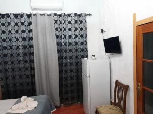 TebaMolino de Lucero, casa rural的一间小型客房,配有冰箱和窗帘
