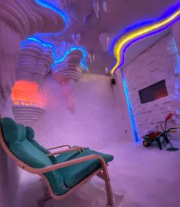 沙巴茨Smestaj & Spa Protić的一间房间,墙上有椅子和彩虹