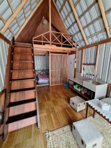 KampungdurianPalanta Roemah Kajoe Syariah Villa的楼梯间内的一张高架床