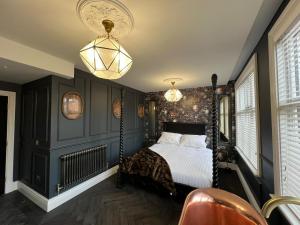 切斯特Eastgate Rows Apartments的一间卧室配有秋千床和两盏灯。