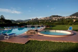 阿西西贝拉维斯塔酒店的一个带椅子的大型游泳池