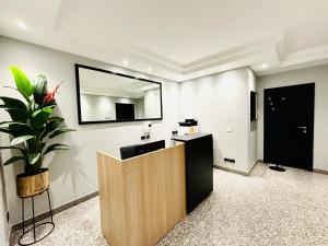 巴里Les Suites Luxury Bari Certified Italian Excellence的一间办公室,里面装有镜子和盆子