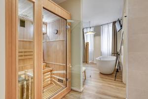 佩鲁贾WelcHome - Suites -的带浴缸和步入式淋浴间的浴室