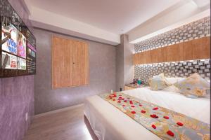 东京Exquisite business hotel Bella的卧室配有一张白色大床