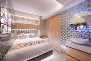 东京Exquisite business hotel Bella的一间卧室配有床和水槽,还有一间浴室