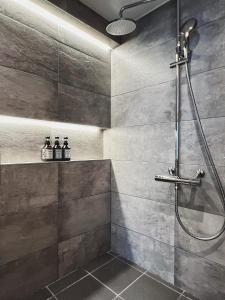 东京Exquisite business hotel Bella的带淋浴的浴室和玻璃门