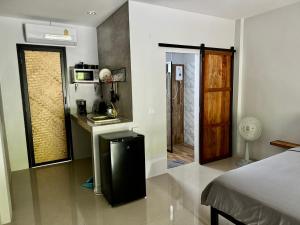 功孟海滩aonangstudio 2的一间卧室配有一张床,浴室设有淋浴。