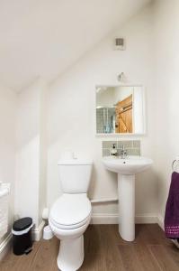 萨默福德凯恩斯Cotswold Cottage Sleeps 7 pool/sports/spa/walks的白色的浴室设有卫生间和水槽。