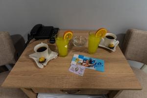 沙巴茨Smestaj & Spa Protić的一张木桌,上面放着两杯咖啡