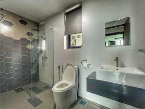 古晋Cozy Homestay Vivacity Megamall的一间带卫生间和水槽的浴室