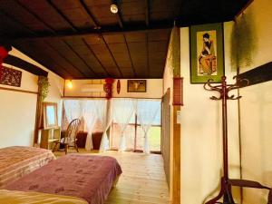 长野vintagehouse1925Bali - Vacation STAY 14502的一间带两张床的卧室和一间带窗户的房间