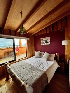 克利翁Hotel Mitos的一间卧室设有一张床和一个大窗户