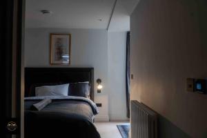 艾纯查姆Lovely 3-Bed Apartment in Altrincham的卧室配有一张床