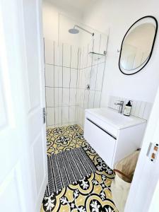 开普敦Private 2 Bed Guest Suite with Garden的一间带水槽和镜子的浴室
