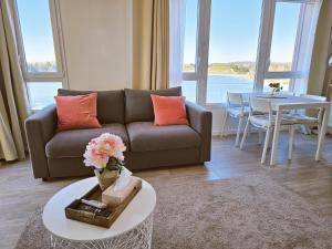 蒙特Lakeside Provence - Appartement 4 étoiles face au lac de Monteux的客厅配有沙发和桌子
