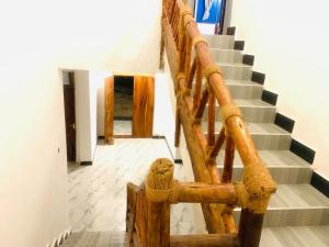 吉汶瓦Asili Nyumbani Residence的木栏杆和楼梯间