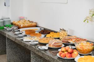 马塞约Moriah Maceió Beach Hotel的自助餐,包括许多不同类型的面包和糕点