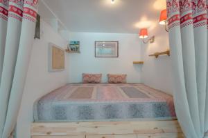 夏蒙尼-勃朗峰Les Marmottes d'Argentière - Happy Rentals的一间带床的卧室,位于带窗帘的房间