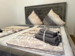 奥格斯堡Hotel Pension Matteo的一张带两张床铺和毛巾的床