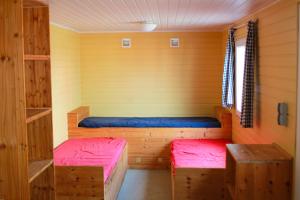 罗斯托克Circus Fantasia的小屋内带两张床的小房间
