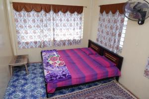 海得拉巴3 BHK-Air Cooler-Fans for 4 to 10 Guests for Families的一间卧室设有紫色的床和窗户
