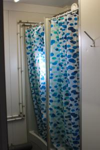 罗斯托克Circus Fantasia的浴室内有蓝色鱼的浴帘