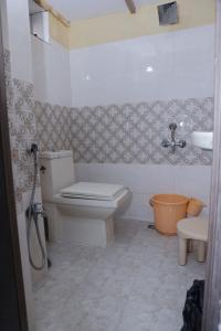 海得拉巴3 BHK Non-AC for 4 to 10 Guests for Families的一间带卫生间和水槽的浴室