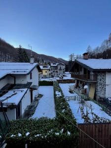 利莫内皮埃蒙特Villa Gatti [Limone Centro]的享有带雪盖建筑的庭院的景色
