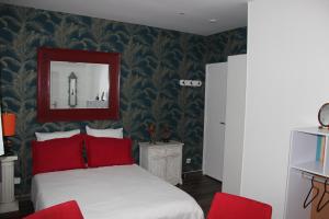 马拉科夫PARIS de FLORE Stane的一间卧室配有红色枕头的床