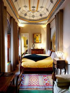 马拉喀什Riad Jenaï L'Authentique的一间卧室设有一张床和格子天花板