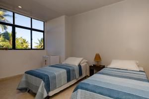 马塞约Moriah Maceió Beach Hotel的带窗户的客房内的两张床