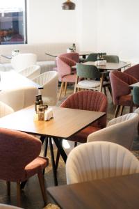 布什泰尼Suru Hotel & Restaurant的餐厅里一排桌椅