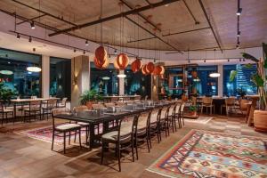 巴统Orbi Luxury Apartments的大型用餐室配有长桌和椅子