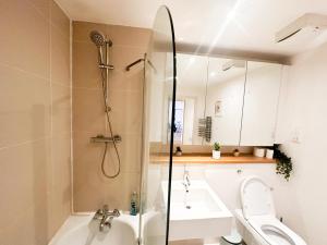 伦敦Shard views的带淋浴、卫生间和盥洗盆的浴室
