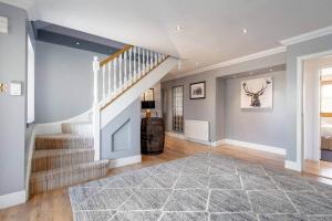 法夫Rosemount - Perfect for Gatherings - Kilrenny的一间带楼梯和地毯的客厅