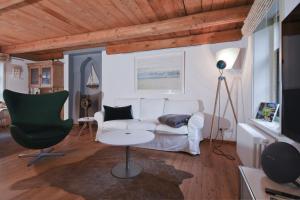 博尔库姆Kate 60 - Suite Twee的客厅配有白色沙发和绿色椅子