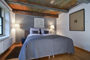 博尔库姆Kate 60 - Suite Twee的一间卧室设有一张带木制天花板的大床