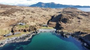 Doune Bay Lodge的享有高山的空中景色,有水体