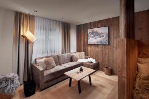 基茨比厄尔附近奥拉赫Alpin Residenzen Eichenheim Aurach bei Kitzbühel by Alpina-Holiday的客厅配有沙发和桌子