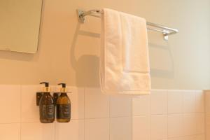 奥门Huishotel Bed bij Bort的浴室提供毛巾和2瓶肥皂