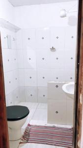 穆库热Hostel Solar的一间带卫生间和水槽的浴室