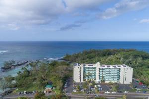 希洛Ocean view Mauna Loa Shores Kai Ekahi #201 next to Carlsmith Beach Park Hilo HI的享有酒店和海洋的空中景致