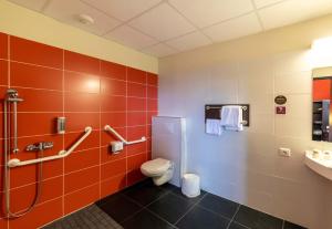 卡斯特尔库里埃尔B&B HOTEL Agen Castelculier的一间带卫生间和水槽的浴室