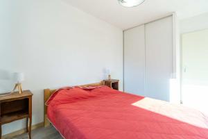 斯姿Bel appartement à la montagne的一间卧室设有红色的床和窗户。