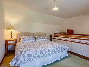 Boath1 Bed in Alness CA015的卧室配有带白色棉被的床