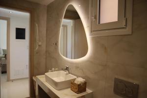 哈拉奇Merelia Luxury Guesthouse的一间带水槽和镜子的浴室