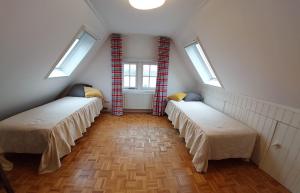 ZaandijkPakhuys bij de Zaanse Schans的带2扇窗户的客房内的2张床