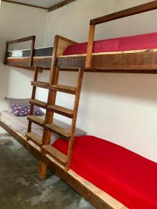 穆库热Hostel Solar的配有红色床垫的客房内的两张双层床