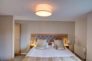 索尔塔什中国舰队乡村俱乐部酒店的一间卧室配有一张白色大床和蓝色床头板
